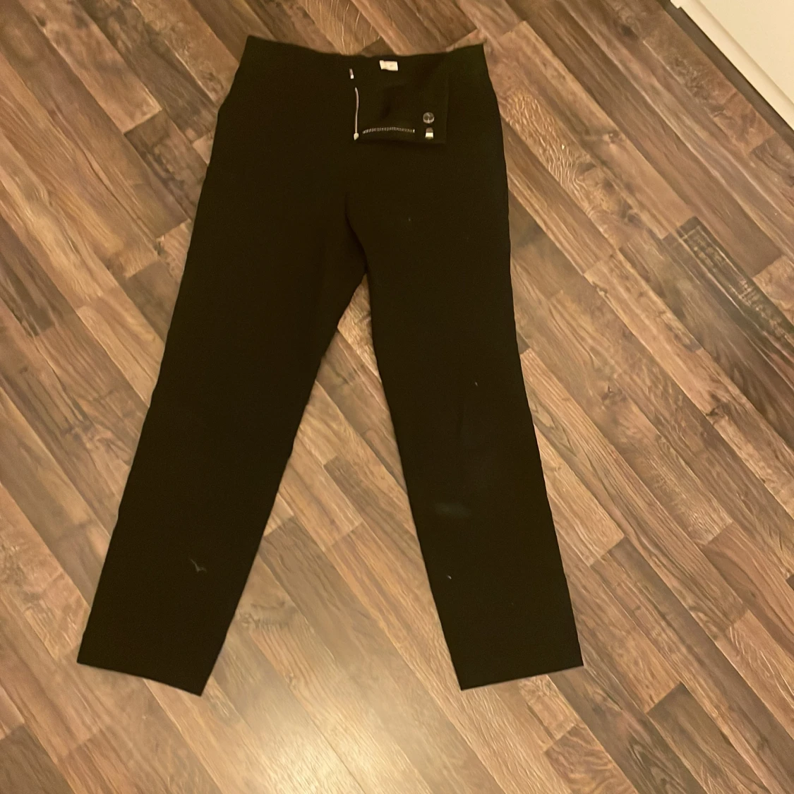 Svarta byxor med dragkedja