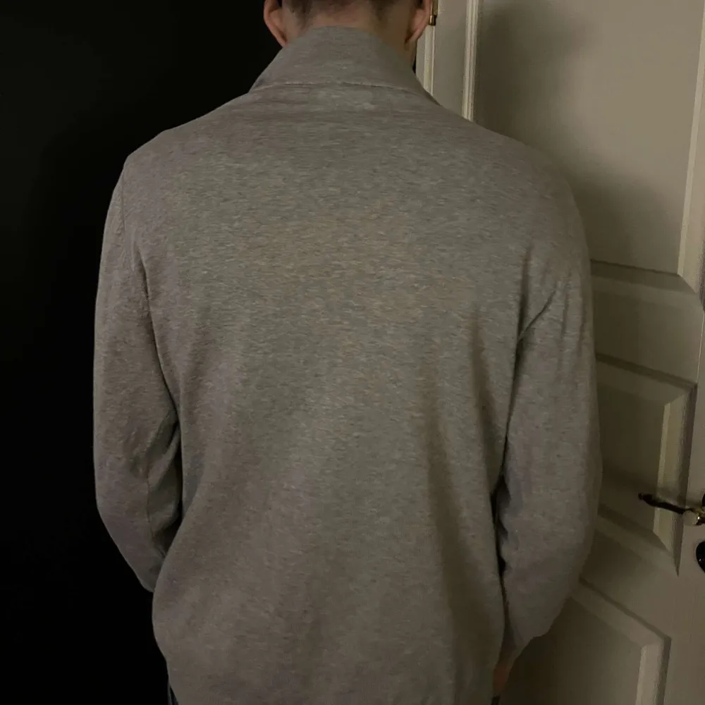 En riktigt snygg half zip från mango. Skick 9/10 modellen är 184 cm och väger 72 kg. Skriv vid minsta fundering!. Neuleet.