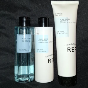 Hudvårdsset från REF Stockholm - Säljer ett hudvårdsset från REF Stockholm som inkluderar en rengöring, toner och remover. Produkterna innehåller svart quinoa, vitamin B5 och ekologiskt açaí-extrakt. Alla produkter är 100% veganska.