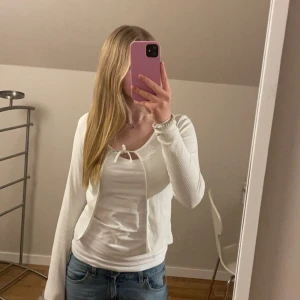 Vit ribbad kofta från Kappahl - Jättefin vit ribbad kofta från Kappahl. Koftan har långa ärmar och en knytning framtill som ger en söt detalj. Pris kan alltid diskuteras!🩷