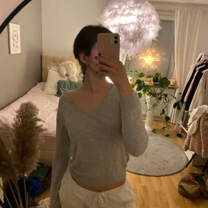 Grå v-ringad tröja från Lager 157 - Säljer en grå v-ringad tröja från 157 i storlek L. Tröjan är liten i storleken och passar därför de som har str XS-M. Sitter jättefint på kroppen. Säljer då jag inte använder längre.