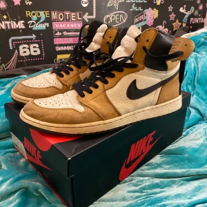 Nike Air Jordans Rookie of the year OG  - Storlek 45,5  US 11,5. Köpt för flera år sedan och använts sparsamt, har fortfarande mycket liv men skulle kunna unna sig en tvätt. Box, och extra skosnören med följer. Äkta såklart. Frågor dm.  