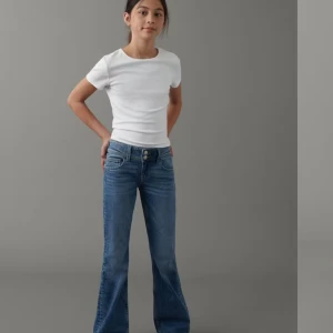 Blå bootcut jeans - Snygga blå bootcut jeans som är låg midjade. Jeansen har två knappar och dragkedjestängning framtill. Byxorna är kanppt använda och är för stora💗