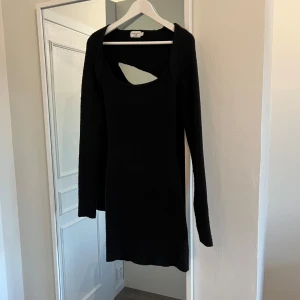 Svart stickad klänning från Josefine HJ x NA-KD - Svart stickad klänning från Josefine HJ med öppen rygg. Klänningen har långa ärmar och mjuk i materialet, klänningen är i storlek S. Använd engång!