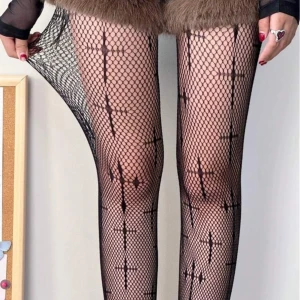 Svarta nätstrumpbyxor - Snygga svarta nätstrumpbyxor med ett unikt mönster som ger en edgy look. Perfekta för att ge din outfit en extra touch. Strumpbyxorna är stretchiga och bekväma att bära.ALDRIG ANVÄNDA 