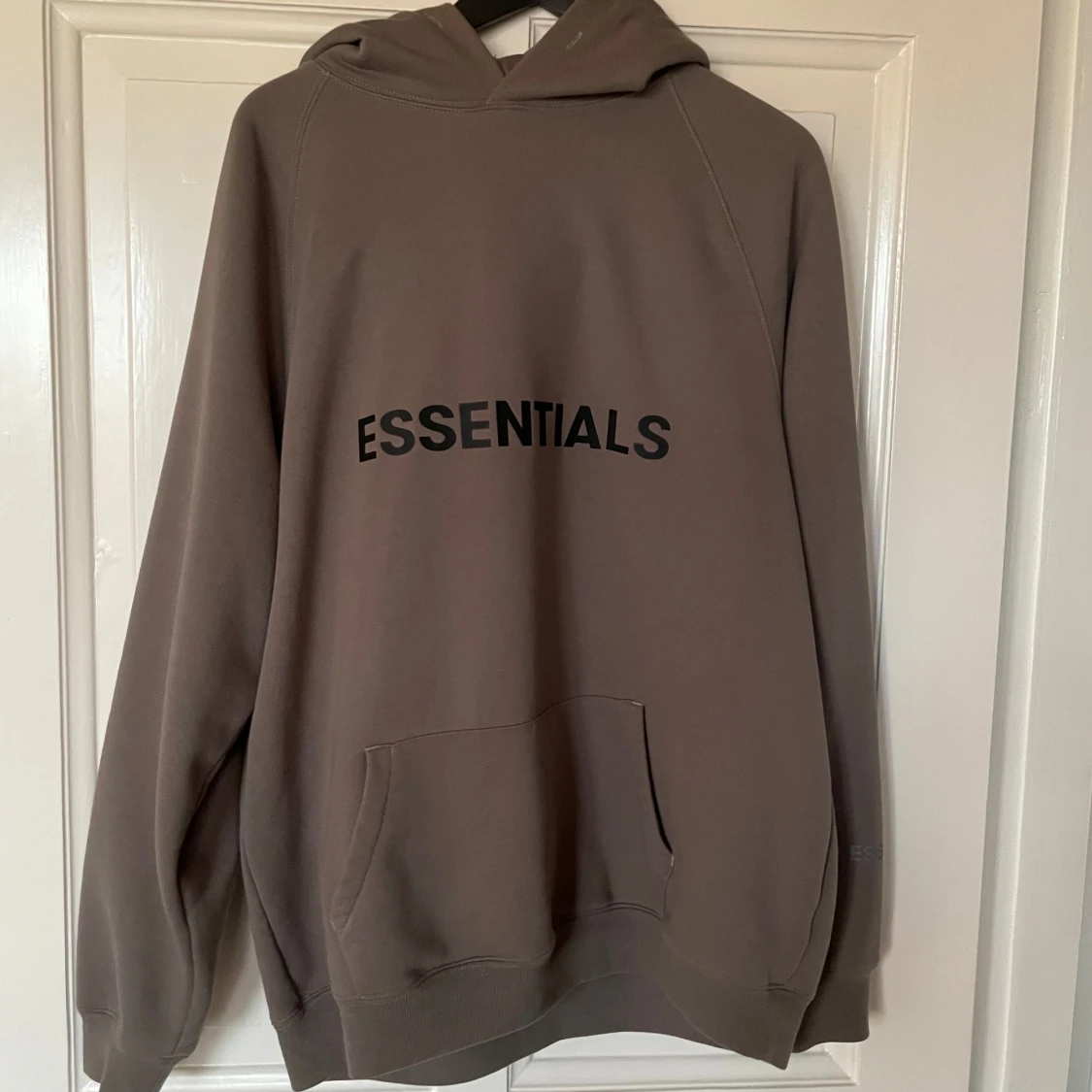 Brun hoodie från Essentials