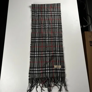 Burberry scarf - Burberry scarf, onesize, skick 8,5/10, pris 1199kr. Hör gärna av dig om du har frågor eller funderingar.