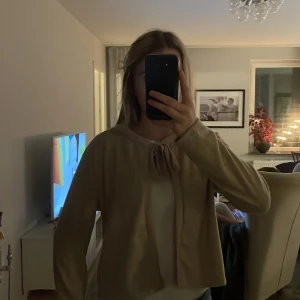 Beige kofta med knytband - En super fin kofta från lager 157 i storlek S och har använt 2 gånger 💕