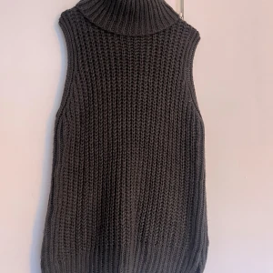 Grå stickad med polo - Jättemysig grå tröja/klänning med polokrage 💗