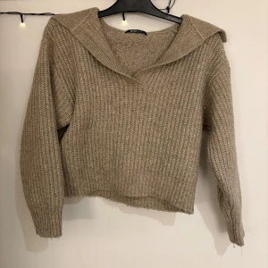 Beige stickad tröja med krage - Mysig beige stickad tröja med krage och långa ärmar. Aldrig använd, skriv för fler bilder så löser jag det💖