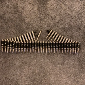 Svart och silver patronbälte - Coolt patronbälte i svart och silver med metalliska detaljer. Perfekt för att ge din outfit en edgy look. Bältet har en rad av silverfärgade patroner som ger en unik stil. Bältet kommer inte till användning och säljer det för att jag har köpt ett nytt från Plick :), pris kan diskuteras!!