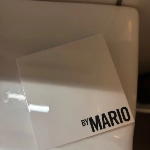 Ögonskuggspalett från By Mario - Snygg ögonskuggspalett med fyra nyanser i jordnära toner. Innehåller skimrande och matta färger, perfekt för både vardag och fest. Aldrig testad eller använde