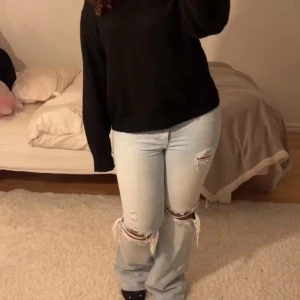 Ljusa jeans med slitningar - Snygga ljusa jeans med slitningar på knäna och en avslappnad passform. Perfekta för en trendig och avslappnad stil. De har en klassisk femficksdesign och är tillverkade i ett bekvämt denimtyg.