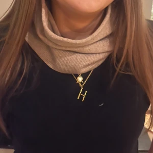 Beige kashmirbuff - Säljer jättemysiga och snygga buffar som är av 100% återvunnet kashmirtyg från italien och passar alla. De är gjorda hemma men är väldigt fin kvalitet!❣️❣️Finns bara ett begränsat antal så passa på! 🥰🥰❤️