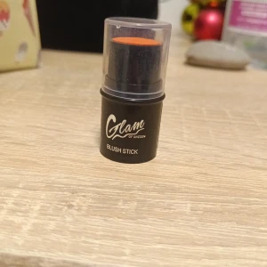 Blush Stick från Glam of Sweden Och har aldrig använt!! - Säljer en praktisk blush stick från Glam of Sweden i en härlig orange nyans. Perfekt för att ge kinderna en fräsch och livfull färg. Kompakt design med genomskinligt lock gör den enkel att ta med i väskan.