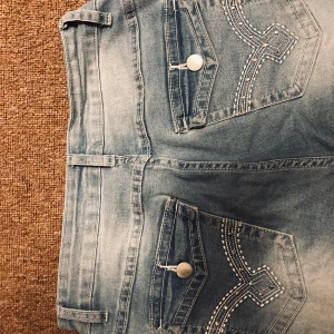 Flared jeans - Super snygga flared jeans i storlek M🤍säljer för 180kr💗