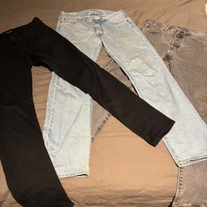 Tre par byxor inklusive Levis 501 jeans - Säljer tre par byxor: ett par svarta byxor, ett par ljusblå Levis 501 jeans och ett par grå Levis jeans. Perfekta för en avslappnad stil. L w31 l 32 båda J w32 L 32 alla för 499