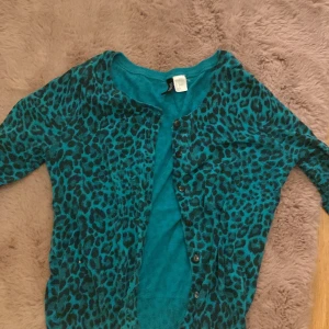 Y2k kofta leopard blått mönster - Blå y2k kofta med leopard mönster. 