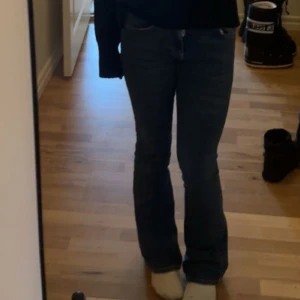 Mörk Blå jeans - Snygga blå boot cut jeans från Gina tricot.