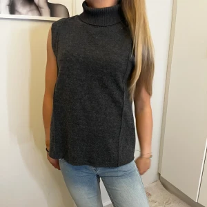 Polo topp Zara - As snygg polo topp ifrån Zara i storlek S. Aldrig andvänd. Hör av er om ni har några frågor eller funderingar.