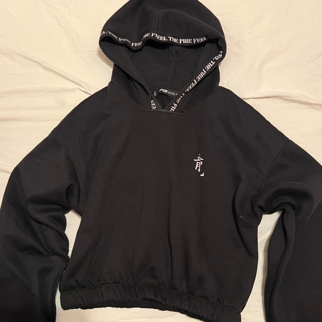 Svart hoodie med draktryck - 90