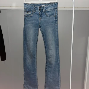 Blå jeans från Gina Young 💓💗 - Jättefina jeans ifrån Gina Young som är i den perfekta blå nyansen, jeansen är endast använda en gång och säljs pågrund av att dem inte används 💓 - Priset kan diskuteras