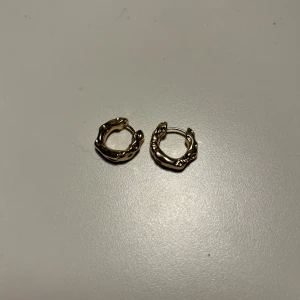 Guldsmycken - Säljer ett par eleganta guldörhängen med unik design och flera stilrena guldarmband. Örhängena har en vriden form och armbanden varierar i kedjedesign, vilket ger en fin variation. Perfekt för att komplettera din smyckessamling. Inget av ovanstående är använt och har mycket hög kvalitet! Alla säljs för sig (men om man vill får man såklart köpa fler) alltså är priset på annonsen för 1 sak☺️ puss