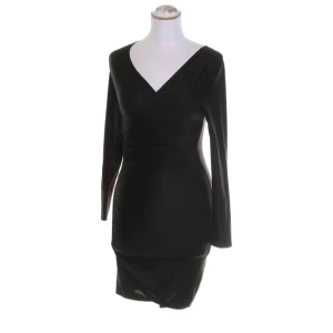 Den lilla svarta Klassisk elegant klänning Nyskick Nelly Storlek S Allround Fest Party Svart klänning Fynd - Elegant svart klänning, ett måste i garderoben. Det är en riktig allroundklänning - passar lika bra på festen som på jobbet! Mycket välskräddad.  Djup V-ringning, tunna axelvaddar, fin drapering i kjolen och innerkjol. Knälång. Mycket smickrande för figuren. Väldigt stretchig. Nyskick, aldrig använd. Storlek Small. 107 cm lång, 91 cm i omkrets kring bysten. Märke: Nelly Trend. Det är ett fyndpris så jag prutar inte. 