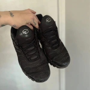 Svarta Nike sneakers - Kommer tvättas av när dom postas. Storlek 42,5