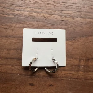 Silverfärgade örhängen från Edblad - Såå snygga silverfärgade hoop-örhängen från Edblad🩷🩷Aldrig använda🤩🤩