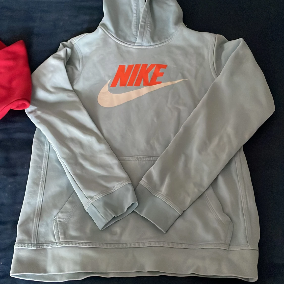 Röd Jordan hoodie och blå Nike hoodie - 91