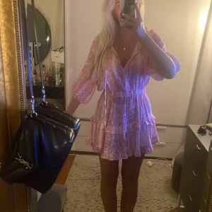Rosa Zara klänning - Klänning från zara, i storlek L men jag brukar ha XS eller S btw!!🩷🩷