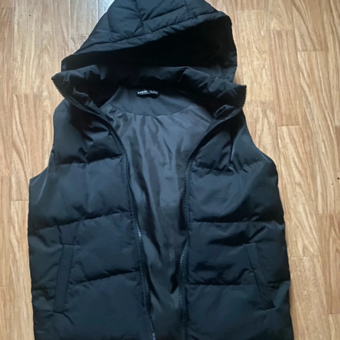 Svart dunväst från Shein