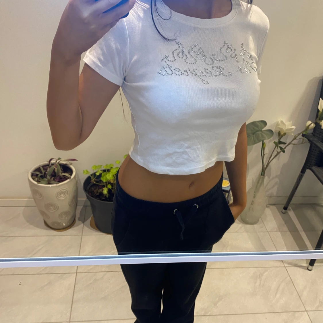 Vit croppad t-shirt med strassdetaljer - 90