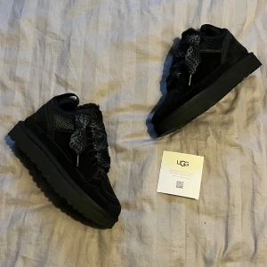 Ugg lowmel - Säljer ett par snygga bruna ugg lowmel med grov sula och snörning. Skorna har en mysig foderkant i svart och detaljer i mocka och syntet. Perfekta för höst och vinter men funkar också på våren!