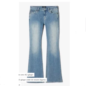 Blå bootcut jeans från True Religion - Säljer ett par såå snygga blå bootcut jeans från True Religion. Använda en gång!
