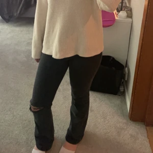 Jeans med hål - As snygga jeans som blivit förkorta för mig..😢inga tecken på användning. Dom är från lager 157 i storlek M och längd short, skulle nog säga att dom passar någon som är runt 162 ❣️