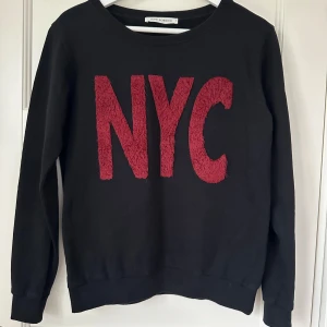 Sofie Schnoor tröja - Crewneck tjocktröja från Sofie Schnoor i storlek S. NYC i lite fuzzy material. I gott skick. 