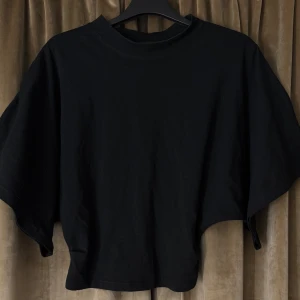 Svart t shirt med insydd midja från missäy  - En jättefin svart t shirt med insydd midja från missäy. T shirten är använd 1 gång så därav mycket bra skick. Kan användas till vardag men även fest🙌🏼💕