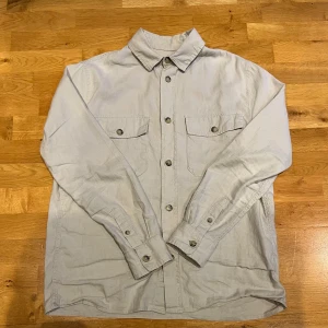 Beige overshirt med knappar - Snygg beige overshirt från h&m. Inte använd så mycket så den är i bra skick. Storlek medium.
