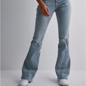 Blå bootcut jeans - Snygga blå bootcut jeans med låg midja  femficksdesign. Fick de i julklapp och säljer pågrund av att de tyvärr är för stora. Och jag hade hunnit ta av lapparna.  Jättefint skick! Slutsålda. Kan diskutera pris! 