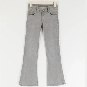Grå bootcut jeans Gina Tricot  - Snygga grå bootcut jeans med låg midja. Dom är i storlek 158 men passar mig som i vanliga fall har 164-170 eller Xs-S. Dom är i fint skick och nästan aldrig andvända. Säljer då dom är förkorta på mig som är 168cm lång❣️