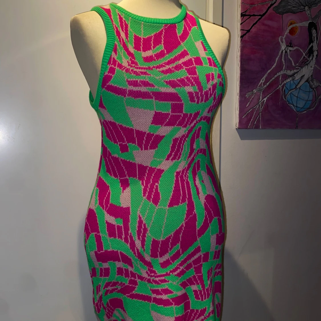 Färgglad stickad klänning