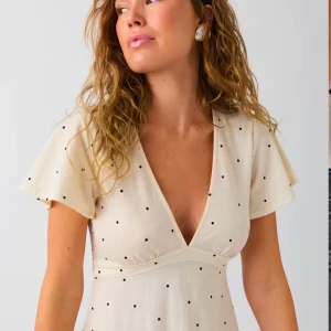 Prickig topp  - Prickig topp från Gina Tricot med ett knytband där bak. Den är endast använd 1 gång så den är i nyskick 💖 öppen för seriösa prisförslag 🥰