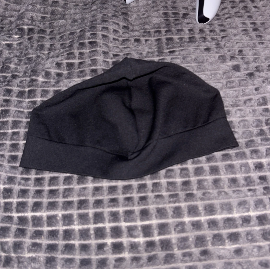 Svart mössa med tryck från sixtis - 92