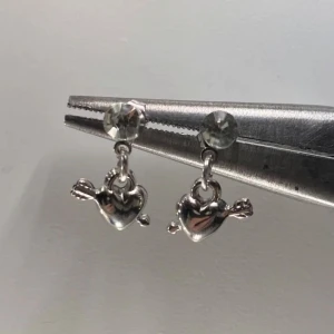 Diamond Arrow through heart earrings💘 - Supersöta handgjorda örhängen🥰Endast 60kr/paret!!💕