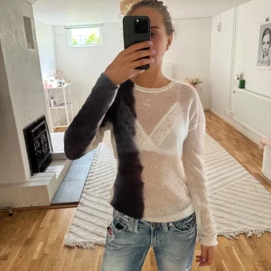 Vit och svart tröja med geometriskt mönster - Snygg och unik tröja i vitt med svart tröja från Weekday. Helt nytt skick, Storlek S . Köpte på Plick men har aldrig använt. Skriv om ni har frågor 💞