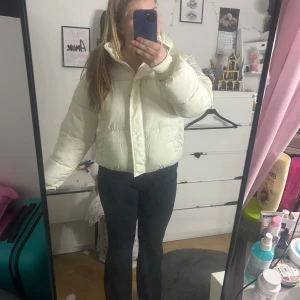 Vit pufferjacka med huva - Säljer en snygg vit pufferjacka med huva. Jackan har en dragkedja framtill och stora fickor. Halt oanvumen prislapp, nypris 500💓