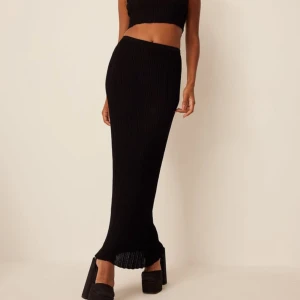 Maxikjol - Lång svart kjol i fint tunt material från Nakd. Bra skick!