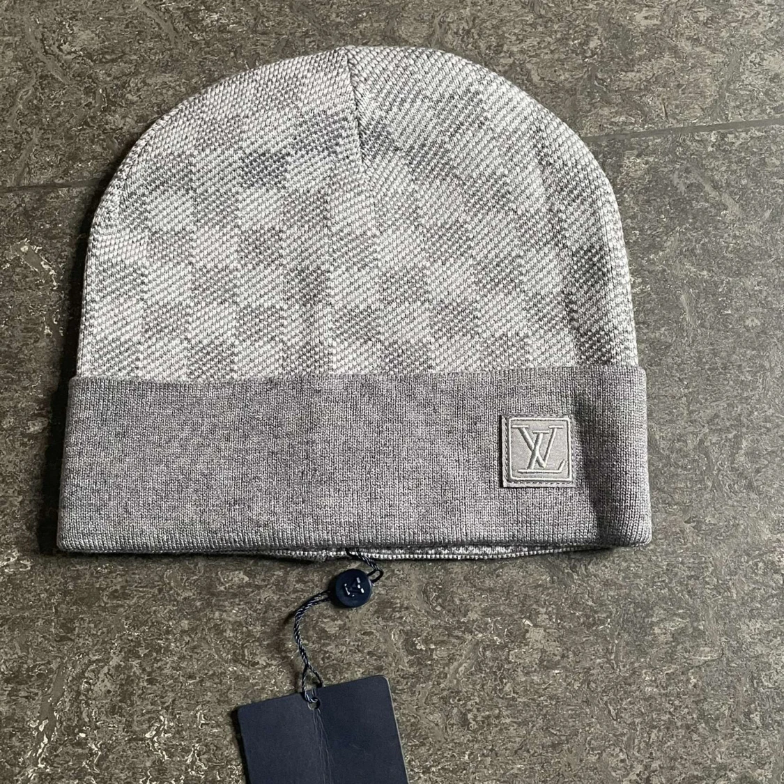 Grå och svart mössa